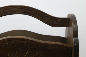 中古　軽井沢彫り　曲線を描いたデザインが個性的なマガジンラック(本立て)(R-053833)