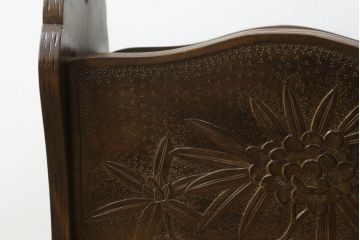 中古　軽井沢彫り　曲線を描いたデザインが個性的なマガジンラック(本立て)(R-053833)