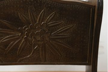 中古　軽井沢彫り　曲線を描いたデザインが個性的なマガジンラック(本立て)(R-053833)