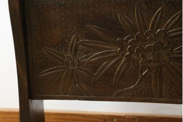 中古　軽井沢彫り　曲線を描いたデザインが個性的なマガジンラック(本立て)(R-053833)