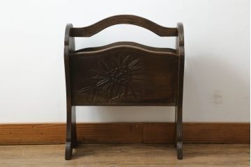 中古　軽井沢彫り　曲線を描いたデザインが個性的なマガジンラック(本立て)(R-053833)