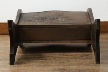 中古　軽井沢彫り　曲線を描いたデザインが個性的なマガジンラック(本立て)(R-053833)