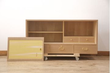 中古　国産手造り　脚または台輪リメイク　ゴールドの金具が華やかさと上品さを高める総桐箪笥・上段(ローボード、テレビ台、桐たんす、総桐たんす、桐タンス、和たんす)(R-053836)