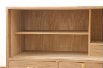 中古　国産手造り　脚または台輪リメイク　ゴールドの金具が華やかさと上品さを高める総桐箪笥・上段(ローボード、テレビ台、桐たんす、総桐たんす、桐タンス、和たんす)(R-053836)