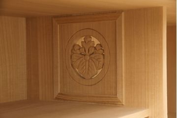 中古　国産手造り　脚または台輪リメイク　ゴールドの金具が華やかさと上品さを高める総桐箪笥・上段(ローボード、テレビ台、桐たんす、総桐たんす、桐タンス、和たんす)(R-053836)