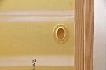 中古　国産手造り　脚または台輪リメイク　ゴールドの金具が華やかさと上品さを高める総桐箪笥・上段(ローボード、テレビ台、桐たんす、総桐たんす、桐タンス、和たんす)(R-053836)