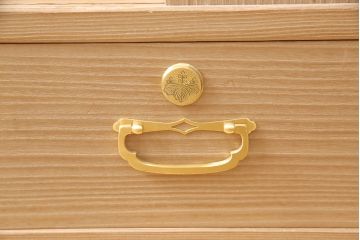 中古　国産手造り　脚または台輪リメイク　ゴールドの金具が華やかさと上品さを高める総桐箪笥・上段(ローボード、テレビ台、桐たんす、総桐たんす、桐タンス、和たんす)(R-053836)