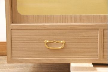 中古　国産手造り　脚または台輪リメイク　ゴールドの金具が華やかさと上品さを高める総桐箪笥・上段(ローボード、テレビ台、桐たんす、総桐たんす、桐タンス、和たんす)(R-053836)