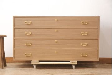 中古　国産手造り　天板・脚または台輪リメイク　ゴールドの金具が華やかさと上品さを高める総桐箪笥・中段(ローボード、桐たんす、総桐たんす、桐タンス、和たんす、引き出し、ローチェスト)(R-053837)