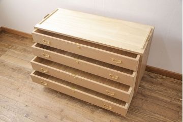 中古　国産手造り　天板・脚または台輪リメイク　ゴールドの金具が華やかさと上品さを高める総桐箪笥・中段(ローボード、桐たんす、総桐たんす、桐タンス、和たんす、引き出し、ローチェスト)(R-053837)