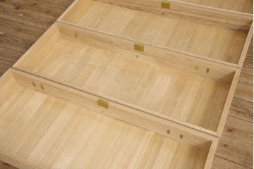 中古　国産手造り　天板・脚または台輪リメイク　ゴールドの金具が華やかさと上品さを高める総桐箪笥・中段(ローボード、桐たんす、総桐たんす、桐タンス、和たんす、引き出し、ローチェスト)(R-053837)
