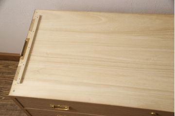中古　国産手造り　天板・脚または台輪リメイク　ゴールドの金具が華やかさと上品さを高める総桐箪笥・中段(ローボード、桐たんす、総桐たんす、桐タンス、和たんす、引き出し、ローチェスト)(R-053837)