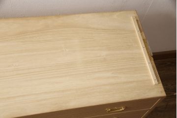 中古　国産手造り　天板・脚または台輪リメイク　ゴールドの金具が華やかさと上品さを高める総桐箪笥・中段(ローボード、桐たんす、総桐たんす、桐タンス、和たんす、引き出し、ローチェスト)(R-053837)