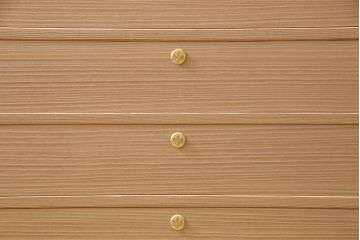 中古　国産手造り　天板・脚または台輪リメイク　ゴールドの金具が華やかさと上品さを高める総桐箪笥・中段(ローボード、桐たんす、総桐たんす、桐タンス、和たんす、引き出し、ローチェスト)(R-053837)