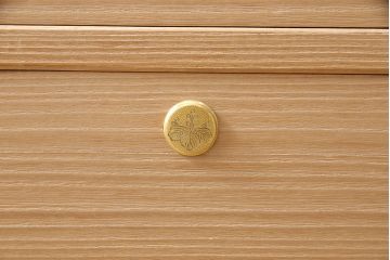 中古　国産手造り　天板・脚または台輪リメイク　ゴールドの金具が華やかさと上品さを高める総桐箪笥・中段(ローボード、桐たんす、総桐たんす、桐タンス、和たんす、引き出し、ローチェスト)(R-053837)