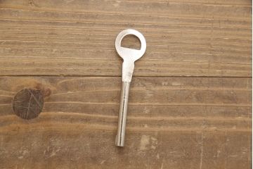 中古　国産手造り　天板・脚または台輪リメイク　ゴールドの金具が華やかさと上品さを高める総桐箪笥・中段(ローボード、桐たんす、総桐たんす、桐タンス、和たんす、引き出し、ローチェスト)(R-053837)