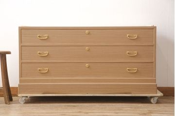 中古　国産手造り　天板リメイク　ゴールドの金具が華やかさと上品さを高める総桐箪笥・下段(ローボード、ローチェスト、テレビ台、桐たんす、総桐たんす、桐タンス、和たんす、引き出し、チェスト)(R-053838)