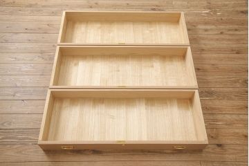 中古　国産手造り　天板リメイク　ゴールドの金具が華やかさと上品さを高める総桐箪笥・下段(ローボード、ローチェスト、テレビ台、桐たんす、総桐たんす、桐タンス、和たんす、引き出し、チェスト)(R-053838)
