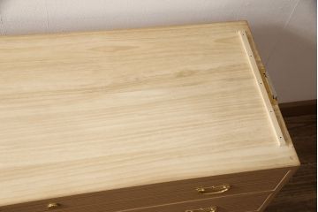 中古　国産手造り　天板リメイク　ゴールドの金具が華やかさと上品さを高める総桐箪笥・下段(ローボード、ローチェスト、テレビ台、桐たんす、総桐たんす、桐タンス、和たんす、引き出し、チェスト)(R-053838)