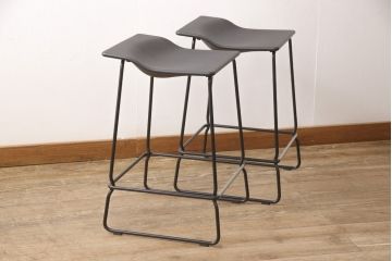 中古　viccarbe(ヴィッカルベ)　LAST MINUTE(ラストミニッツ)　スタイリッシュなカウンターチェア2脚セット(定価 約14万円)(スツール、椅子、イス)(R-053840)