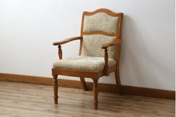中古　美品　横浜ダニエル(daniel)　LD(エルディー)シリーズ　A-541　クラシカルな佇まいが目を引くアームチェア(定価約23万円)(ダイニングチェア、椅子)(R-053858)