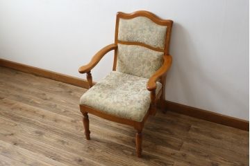 中古　美品　横浜ダニエル(daniel)　LD(エルディー)シリーズ　A-541　クラシカルな佇まいが目を引くアームチェア(定価約23万円)(ダイニングチェア、椅子)(R-053858)