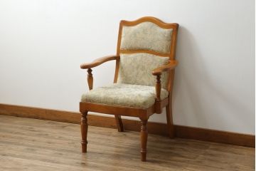 中古　美品　横浜ダニエル(daniel)　LD(エルディー)シリーズ　A-541　クラシカルな佇まいが目を引くアームチェア(定価約23万円)(ダイニングチェア、椅子)(R-053859)