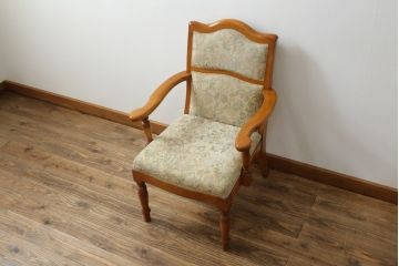 中古　美品　横浜ダニエル(daniel)　LD(エルディー)シリーズ　A-541　クラシカルな佇まいが目を引くアームチェア(定価約23万円)(ダイニングチェア、椅子)(R-053859)