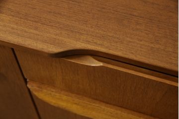 北欧ビンテージ　チーク材　洗練されたデザインが光るサイドボード(戸棚、収納棚、キャビネット、ヴィンテージ)(R-053861)