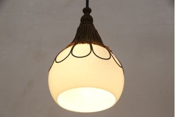 アンティーク照明　和製アンティーク　昭和初期　タッセル(飾り房)付き　丸い形が愛らしい吊り下げ照明(ペンダントライト、天井照明、電笠、シェード)(R-053862)