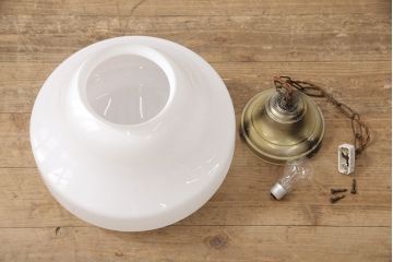 アンティーク照明　大振りサイズ　昭和レトロなデザインが魅力的な乳白色のガラスシェード照明(吊り下げ照明、天井照明、ペンダントライト)(R-053863)