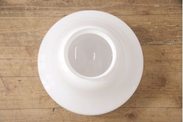 アンティーク照明　大振りサイズ　昭和レトロなデザインが魅力的な乳白色のガラスシェード照明(吊り下げ照明、天井照明、ペンダントライト)(R-053863)