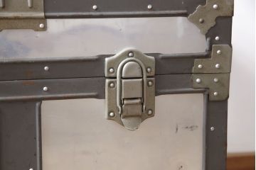 ヴィンテージ雑貨　KOWA INDUSTRY(コーワインダストリー)　インダストリアルの空間づくりにおすすめのアルミ製トランク(船トランク、ディスプレイ、収納)(R-053874)