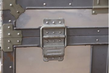 ヴィンテージ雑貨　KOWA INDUSTRY(コーワインダストリー)　インダストリアルの空間づくりにおすすめのアルミ製トランク(船トランク、ディスプレイ、収納)(R-053874)