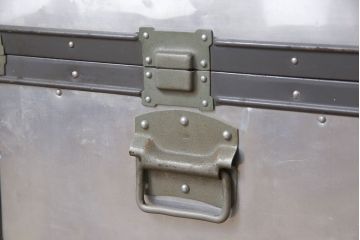 ヴィンテージ雑貨　KOWA INDUSTRY(コーワインダストリー)　インダストリアルの空間づくりにおすすめのアルミ製トランク(船トランク、ディスプレイ、収納)(R-053874)