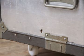 ヴィンテージ雑貨　KOWA INDUSTRY(コーワインダストリー)　インダストリアルの空間づくりにおすすめのアルミ製トランク(船トランク、ディスプレイ、収納)(R-053874)