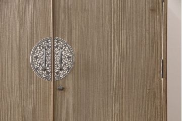 中古　繊細なデザインの金具が目を引く加茂総桐箪笥(並厚、桐たんす、着物箪笥、引き出し)(R-053876)
