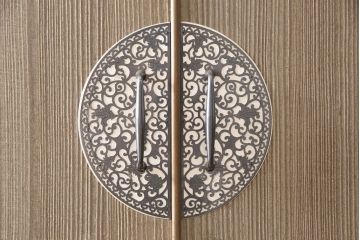 中古　繊細なデザインの金具が目を引く加茂総桐箪笥(並厚、桐たんす、着物箪笥、引き出し)(R-053876)