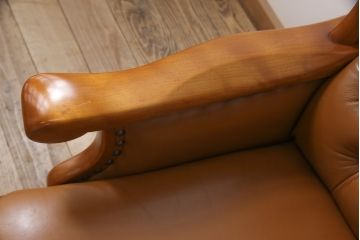 中古　美品　本革　横浜ダニエル(daniel)　高級感ある佇まいが目を引くレザーラブシート(定価約93万円)(2人掛けソファ、二人掛けソファ)(R-053889)