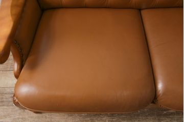 中古　美品　本革　横浜ダニエル(daniel)　高級感ある佇まいが目を引くレザーラブシート(定価約93万円)(2人掛けソファ、二人掛けソファ)(R-053889)
