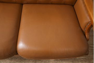 中古　美品　本革　横浜ダニエル(daniel)　高級感ある佇まいが目を引くレザーラブシート(定価約93万円)(2人掛けソファ、二人掛けソファ)(R-053889)