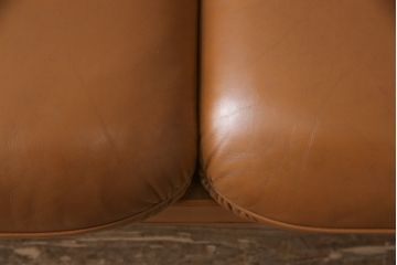 中古　美品　本革　横浜ダニエル(daniel)　高級感ある佇まいが目を引くレザーラブシート(定価約93万円)(2人掛けソファ、二人掛けソファ)(R-053889)