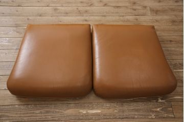 中古　美品　本革　横浜ダニエル(daniel)　高級感ある佇まいが目を引くレザーラブシート(定価約93万円)(2人掛けソファ、二人掛けソファ)(R-053889)