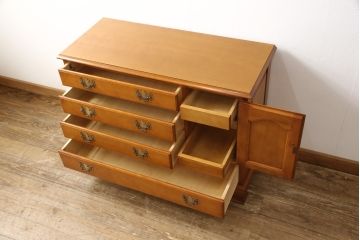 中古　美品　横浜ダニエル(daniel)　リメイク　気品のあるデザインが魅力的なサイドボード(定価約55万円)(引き出し、チェスト)(R-053898)