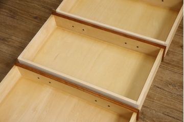 中古　美品　横浜ダニエル(daniel)　リメイク　気品のあるデザインが魅力的なサイドボード(定価約55万円)(引き出し、チェスト)(R-053898)