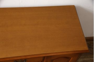 中古　美品　横浜ダニエル(daniel)　リメイク　気品のあるデザインが魅力的なサイドボード(定価約55万円)(引き出し、チェスト)(R-053898)