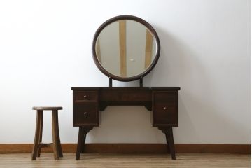 中古　美品　松本民芸家具　西洋アンティークのような雰囲気を感じさせる、丸型一面鏡のドレッサー(鏡台、ミラー)(定価約43万円)(R-053900)