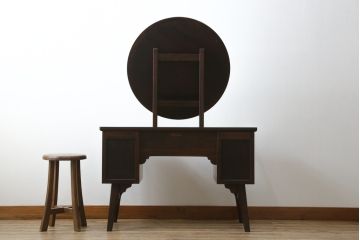 中古　美品　松本民芸家具　西洋アンティークのような雰囲気を感じさせる、丸型一面鏡のドレッサー(鏡台、ミラー)(定価約43万円)(R-053900)