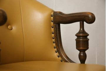 中古　超美品　特注品　横浜ダニエル(daniel)取り扱い　三越家具　カントリーハウス　本革張り　クラシカルで温かみのある空間を演出するアームチェア(ラウンジチェア、椅子)(定価約20万円以上)(R-053903)