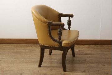 中古　超美品　特注品　横浜ダニエル(daniel)取り扱い　三越家具　カントリーハウス　本革張り　クラシカルで温かみのある空間を演出するアームチェア(ラウンジチェア、椅子)(定価約20万円以上)(R-053904)